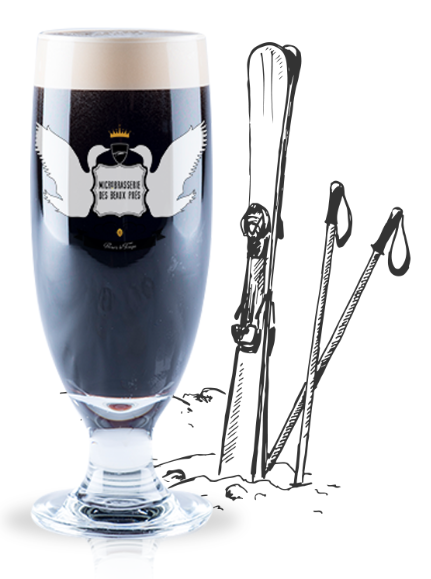 Pinte de bière sur fond de ski